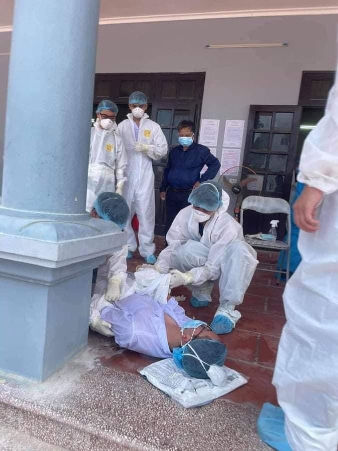 Nhân viên y tế lấy mẫu xét nghiệm COVID-19 tại thôn Núi Hiểu, xã Quang Châu (Việt Yên, Bắc Giang) bị kiệt sức, ngất xỉu.