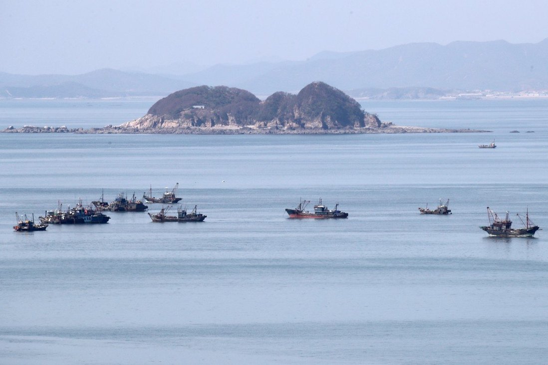 Tàu cá Trung Quốc nhìn từ đảo&nbsp;Yeonpyeong của Hàn Quốc.