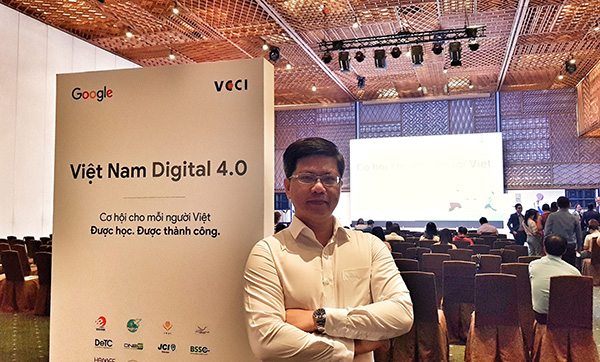 Phiên dịch viên Khang Nguyễn dịch cabin tại hội thảo Việt Nam Digital 4.0 do Google tổ chức năm 2019.