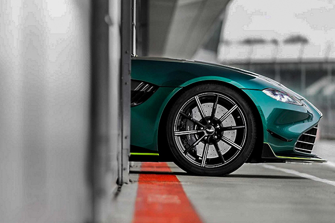Aston Martin Vantage được nâng cấp để thành xe an toàn trên đường đua - 5