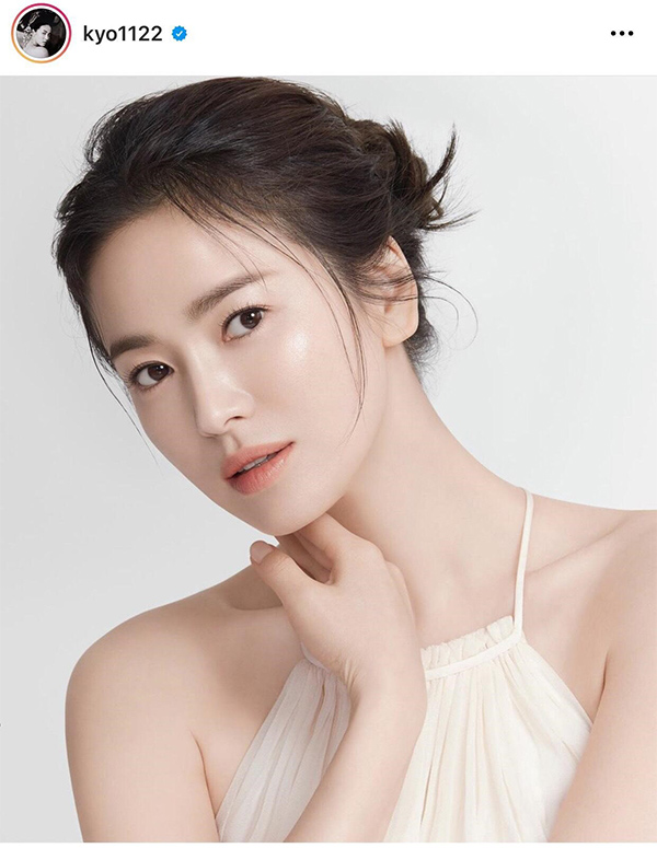Với đặc điểm cực kỳ tôn làn da trắng sáng, màu cam nude ánh hồng là lựa chọn yêu thích của Song Hye-Kyo