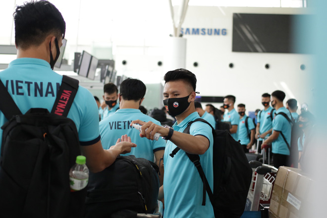 Trực tiếp ĐT Việt Nam lên đường đi UAE: Hừng hực khí thế, quyết tâm đua vé World Cup 2022 - 6