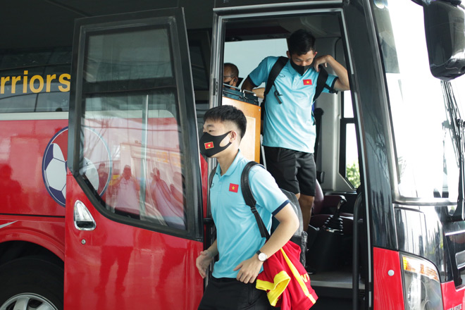ĐT Việt Nam lên đường đi UAE: Hừng hực khí thế, quyết tâm đua vé World Cup 2022 - 7