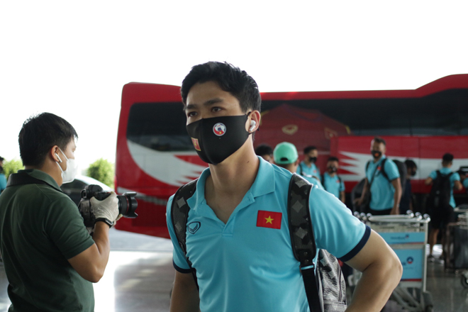 Trực tiếp ĐT Việt Nam lên đường đi UAE: Hừng hực khí thế, quyết tâm đua vé World Cup 2022 - 10