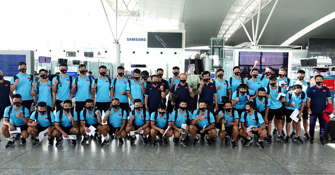ĐT Việt Nam lên đường đi UAE: Hừng hực khí thế, quyết tâm đua vé World Cup 2022 - 4