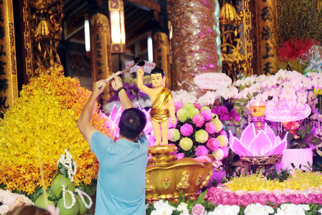 Ngày 26/5 (Rằm tháng 4 âm lịch) một số người dân ở TP.HCM đã đến các chùa trên địa bàn thành phố thắp hương, cầu nguyện cho gia đình, người thân cũng như tỏ lòng thành kính với Đức Phật nhân dịp Đại lễ Phật đản Phật lịch 2565.