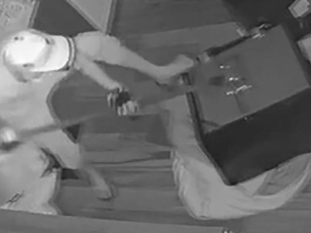 Pháp luật - Kẻ trộm két sắt leo mái nhà bỏ chạy khi bị phát hiện