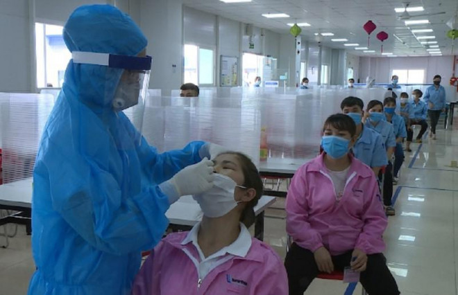 Lực lượng y tế test nhanh cho toàn bộ công nhân của ba công ty nơi ca dương tính với SARS-CoV-2 làm việc