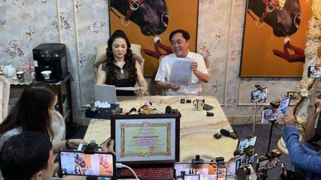 Hé lộ hình ảnh ê-kíp hùng hậu đứng sau livestream của "hiện tượng mạng" CEO Phương Hằng - 6