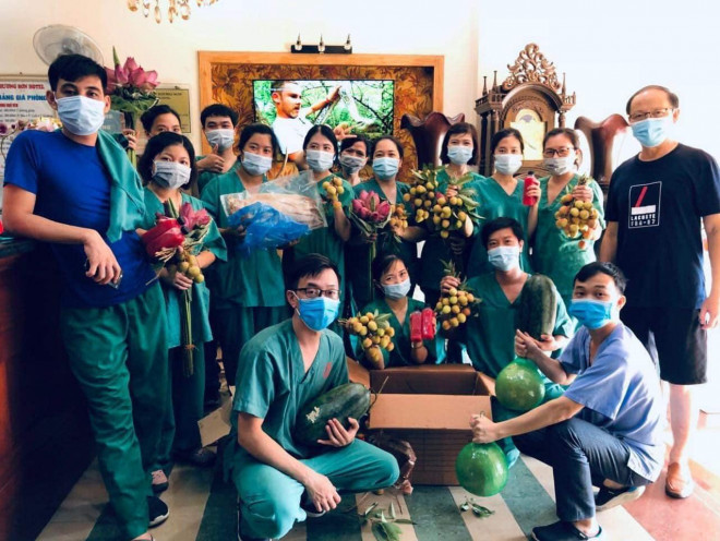 Đoàn nhân viên y tế của Bệnh viện Việt Nam - Thụy Điển Uông Bí vô cùng xúc động khi được bà con Bắc Giang tặng những bó hoa sen cùng hoa quả quê hương - Ảnh : NVCC.
