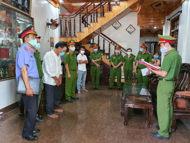 Công an tỉnh Thừa Thiên - Huế đọc lệnh bắt tạm giam 2 đối tượng trong nhóm kê khống mộ giả