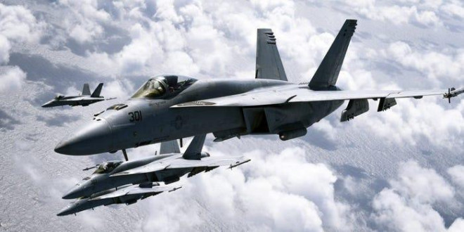 Tiêm kích F / A-18E Super Hornet bay đội hình ở California, Mỹ