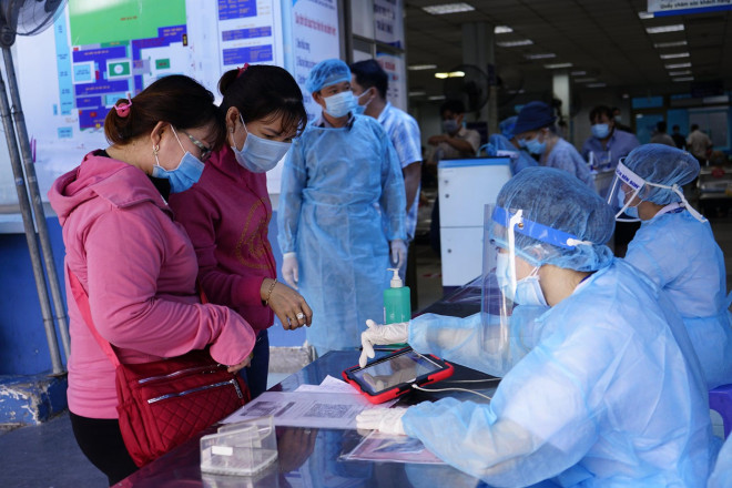 Người bệnh, thân nhân bệnh nhân thực hiện khai báo y tế tại BV Nhân dân Gia Định
