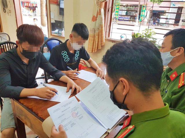 Tin tức trong ngày - Hai thanh niên trèo tường, đột nhập khu cách ly COVID-19 chỉ để... gặp bạn gái