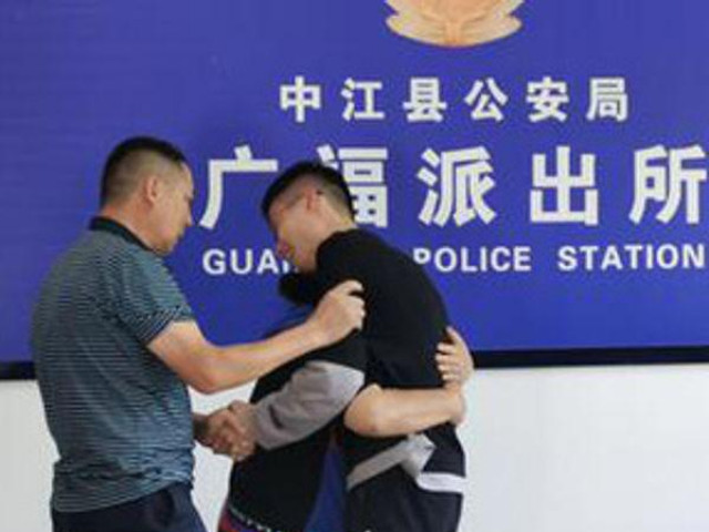 Bạn trẻ - Cuộc sống - Vui sướng đoàn tụ gia đình sau 21 năm, chàng trai phát hiện sự thực éo le tưởng chỉ có trong phim