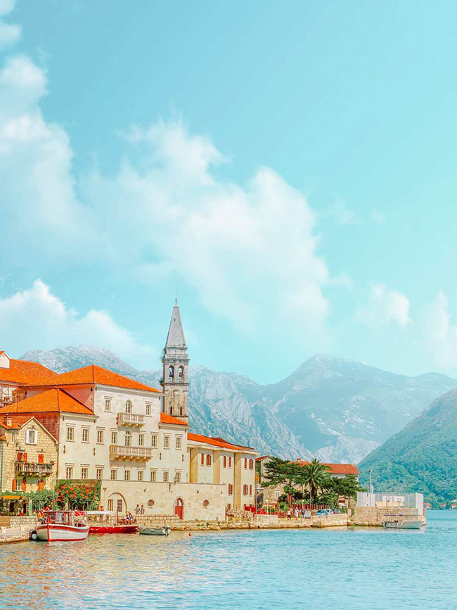 Perast, Montenegro: Persat là một thị trấn cổ nhỏ ở Vịnh Kotor và là một trong những thị trấn đẹp nhất trong khu vực. Thị trấn này có một số di tích lịch sử lâu đời của Venice cách đây hàng trăm năm rất đáng để tham quan.
