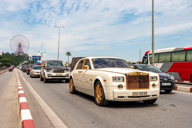 Mới đây,&nbsp;một loạt xe sang biển đẹp mạ vàng chạy ngoài đường Hạ Long (Quảng Ninh) khiến không ít người trầm trồ về độ chịu chơi của chủ xe bởi tổng giá trị lên tới hơn 50 tỷ đồng.&nbsp;