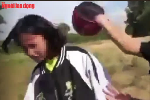 Nữ sinh N.T.A.T bị bạn dùng mũ bảo hiểm đánh. (Ảnh cắt từ clip)