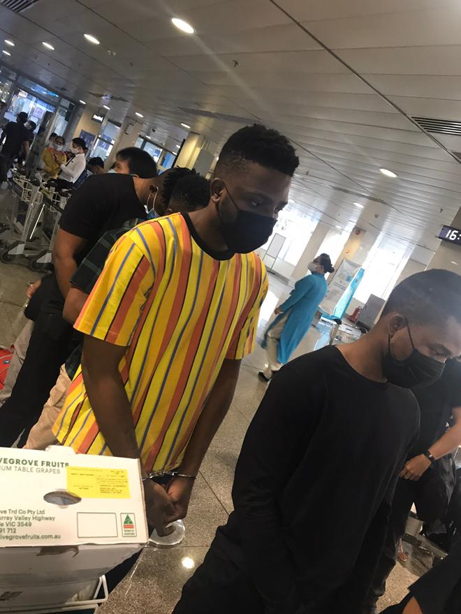 Các “trai Tây” người Nigeria trong đường dây lừa đảo quốc tế bị Công an Thừa Thiên Huế bắt giữ vào tháng 6-2020