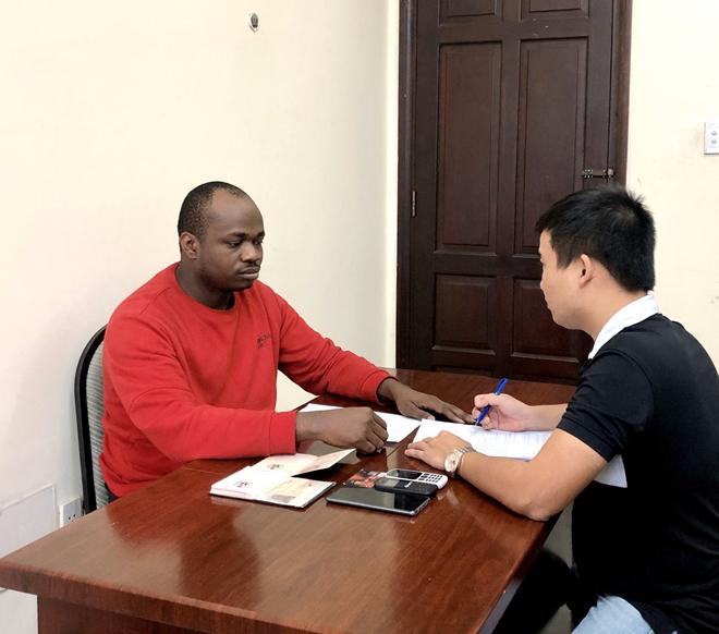 Đối tượng Nigeria từng cấu kết với các đối tượng Việt Nam lừa hàng trăm bị hại từ Bắc vào Nam. (Ảnh: T.L).
