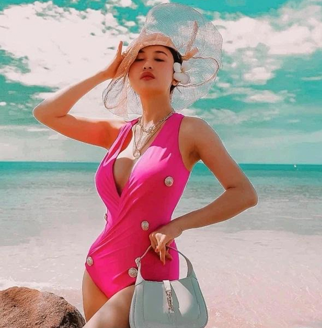 Thiết kế bikini 1 mảnh với đường khoét cổ sâu hun hút, tôn vòng 1 quyến rũ của chân dài&nbsp; 2 con.
