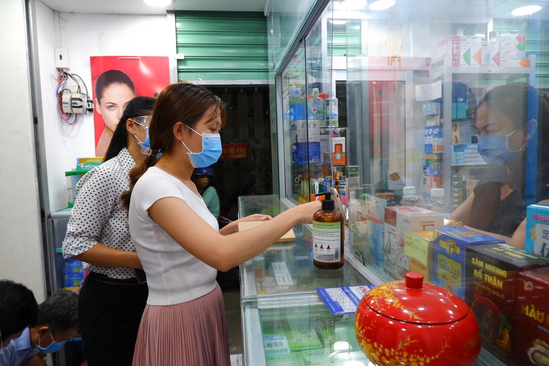 Nhân viên y tế điều tra dịch tễ tại các cửa hàng xung quanh toà nhà nơi ca nghi nhiễm COVID-19 làm việc tại quận Phú Nhuận ngay trong đêm