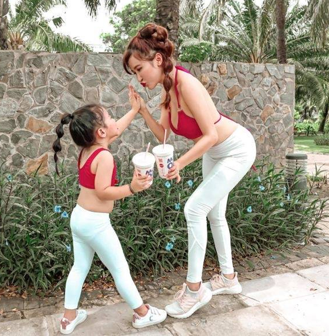 Mina Phạm rất chịu khó đầu tư trang phục đôi để diện cùng con gái.
