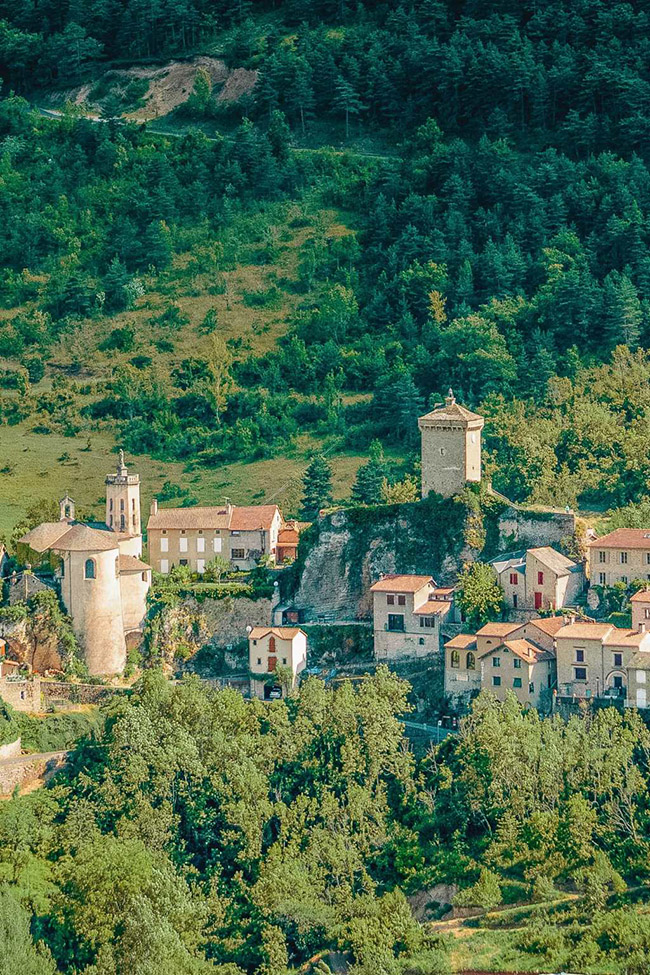 Hãy ghé thăm Castelbouc, Peyreleau và Eglazine. Đó là những ngôi làng nhỏ nằm giữa hẻm núi và dòng sông, chúng đẹp một cách hoàn hảo khiến bạn cảm thấy bất ngờ khi được chiêm ngưỡng. 
