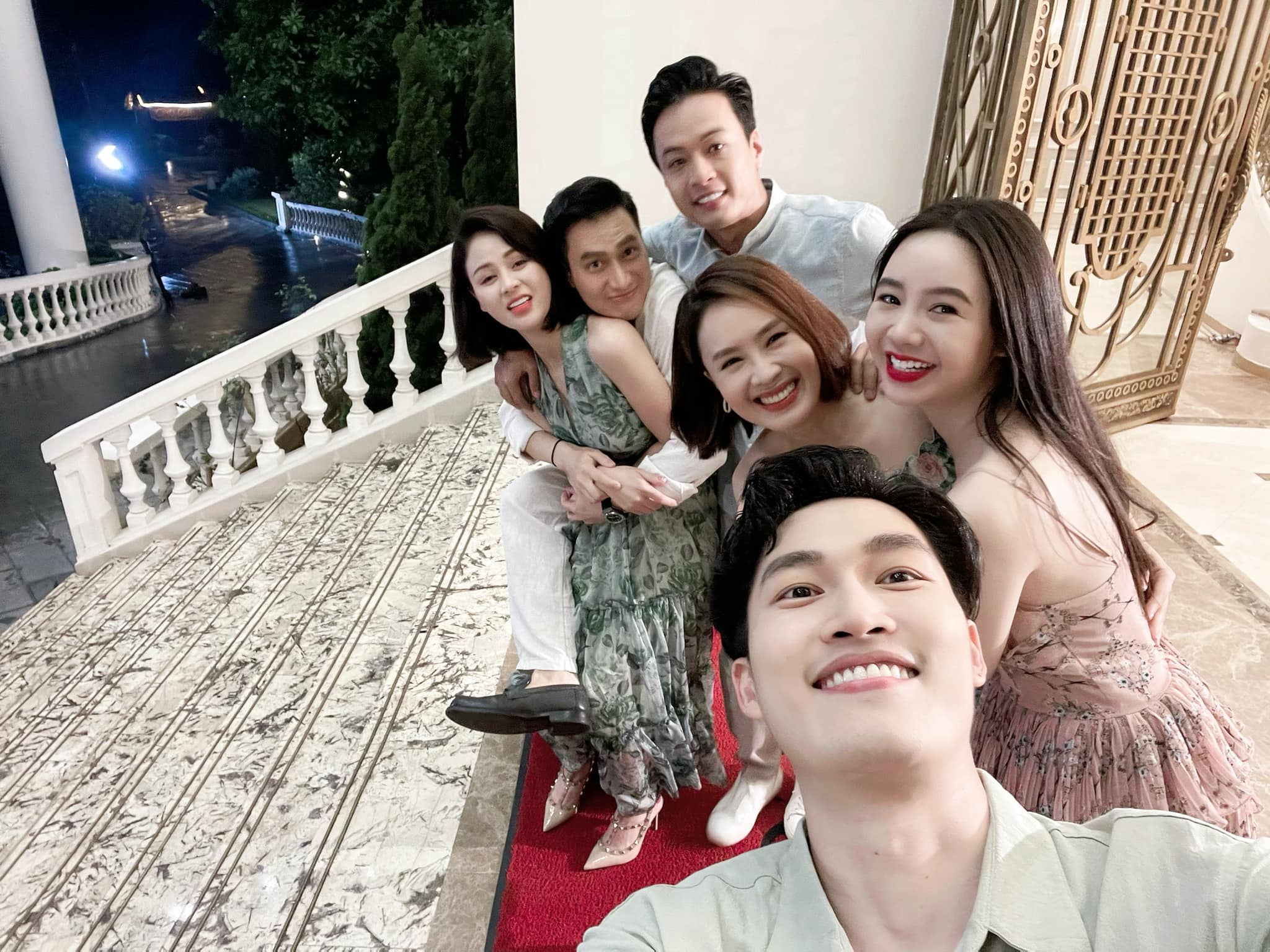 Việt Anh ôm chặt bạn diễn khi kết thúc phim