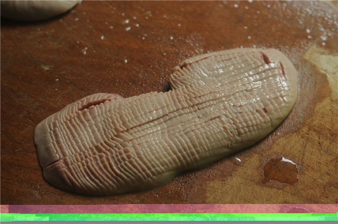 Dùng dao sắc rạch một đường chéo trên bề mặt, sau đó cắt thành miếng hình chữ nhật.