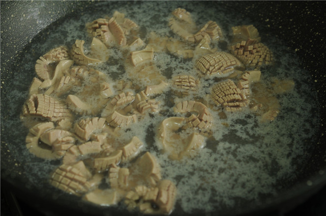 Đun sôi nước, cho các lát cật lợn vào chần qua vài giây.