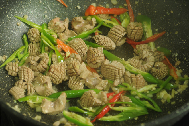 Tiếp tục cho ớt ngọt vào đảo cùng. Thêm gia vị, nêm nếm lại vừa miệng, rắc hạt tiêu rồi tắt bếp.