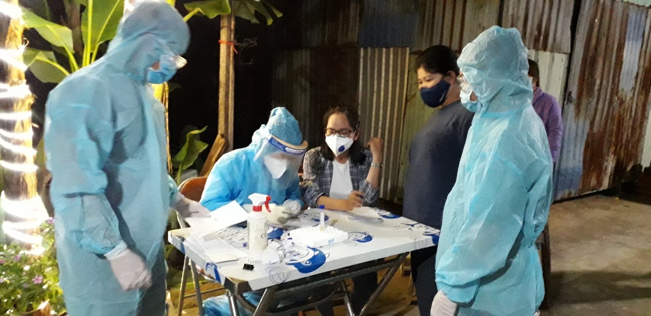 Lực lượng y tế tổ chức lấy mẫu, điều tra dịch tễ sau khi phát hiện 3 ca nghi nhiễm COVID-19