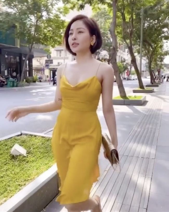Trâm Anh với sự cố váy lụa dính người.
