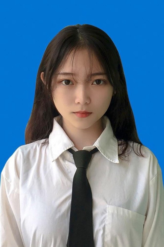 Hoàng Nguyễn Linh Chi (sinh năm 2002) được biết đến vào tháng 9/2020 khi vừa hoàn thành kỳ thi tốt nghiệp THPT Quốc gia 2020. Bức ảnh thẻ xinh đẹp của Linh Chi được chia sẻ rộng rãi trên mạng xã hội. 

