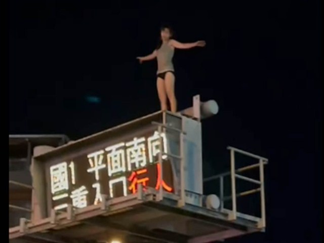 Bạn trẻ - Cuộc sống - Bế tắc chuyện tình cảm, cô gái trèo lên cột đèn gây náo loạn