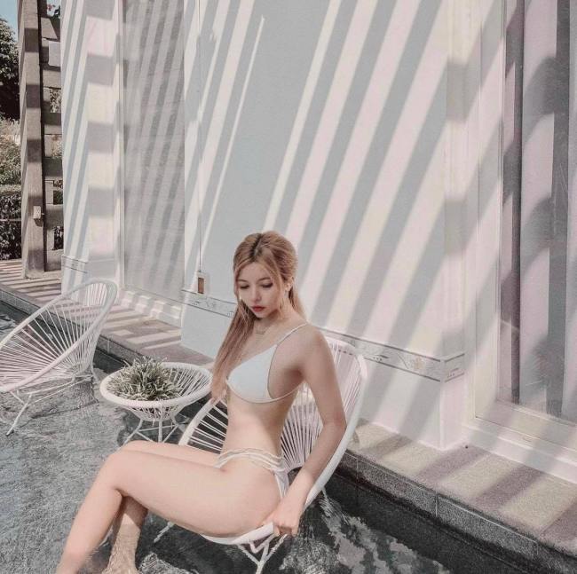 Những hình ảnh khoe dáng với đồ bơi của cô thu hút hàng trăm nghìn người hâm mộ.
