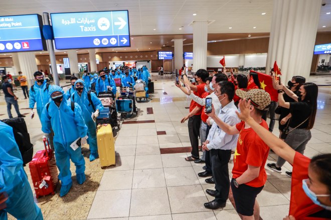 ĐT Việt Nam được chào đón nồng nhiệt ở UAE, sẵn sàng đua vé World Cup - 11