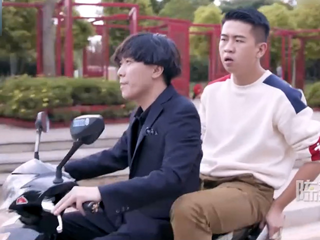 Cười 24H - Xin nghỉ đi đám cưới người yêu cũ, chàng trai được sếp đích thân "hộ tống"