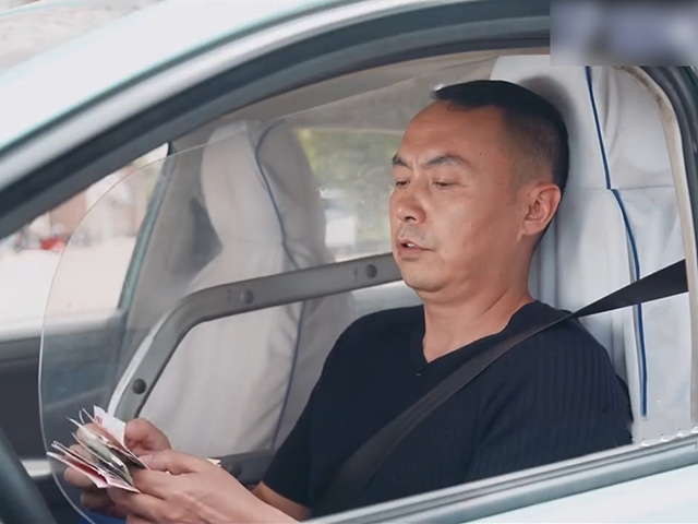 Cười 24H - Khách hàng thán phục anh tài xế tốt bụng nhất hệ mặt trời