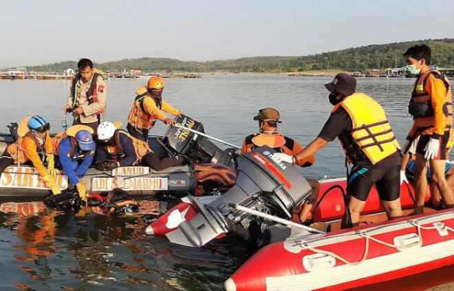 Vào tháng này, 9 du khách cũng chết đuối khi chiếc thuyền chở quá tải bị lật trong lúc họ cố gắng chụp ảnh "tự sướng" tại một hồ chứa trên đảo Java - Indonesia. Ảnh: Al-khaleej Today