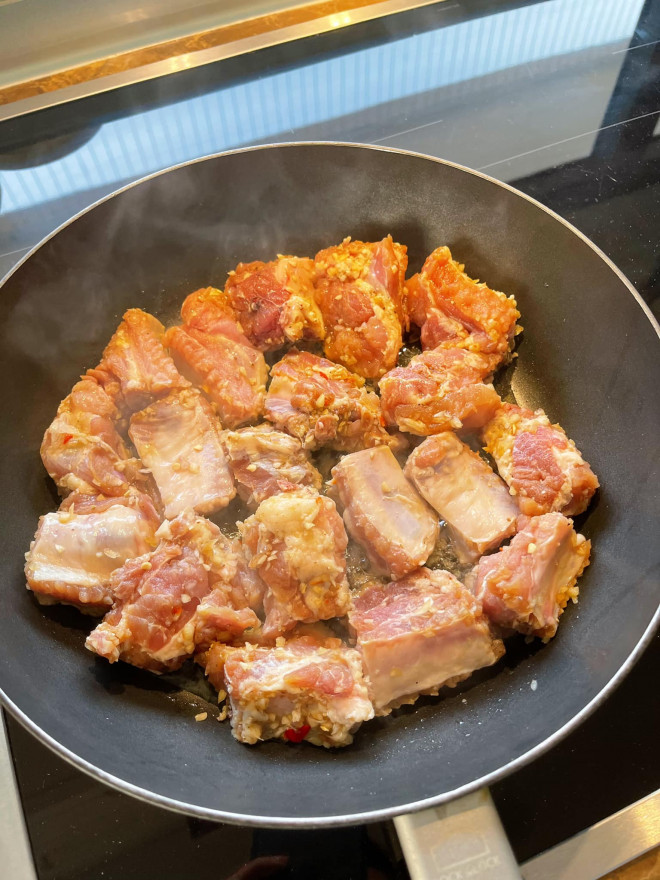 Sau khi sườn ngấm gia vị thì đêm rán sườn cháy cạnh.