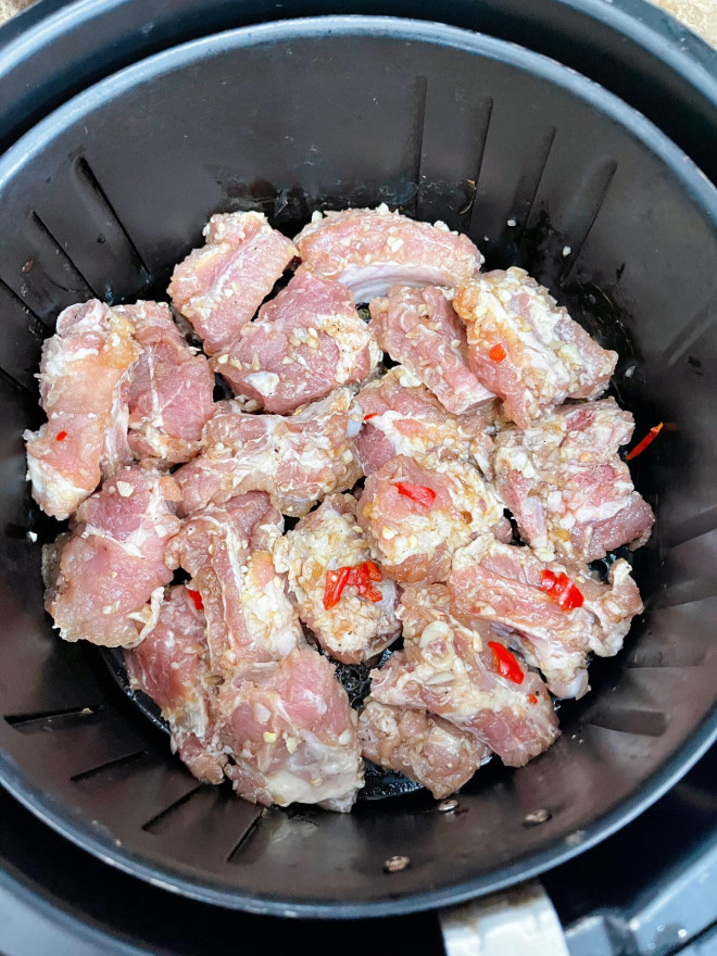 Hoặc cho vào nồi chiên không dầu để nhiệt độ 170-175 độ 15 phút.