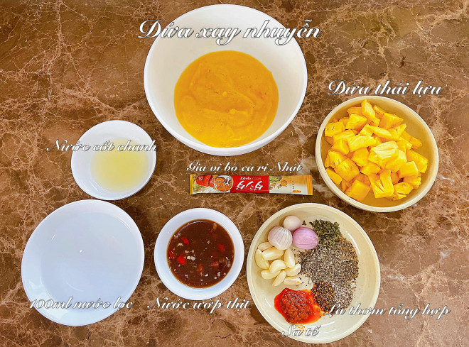 Công thức sốt dứa: Cho nước lọc vào dứa nghiền, tiếp theo cho lá thơm, sa tế và gói gia vị. Ai không có gói gia vị thì thay bằng xì dầu hoặc bột cari cộng bột canh tuỳ khẩu vị. Hành, tỏi, cốt chanh và nước ướp giữ lại dùng sau cùng.