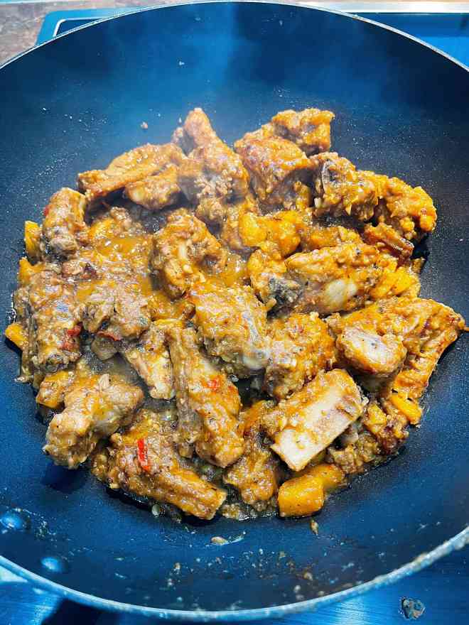 Phi hành, tỏi thơm rồi cho dứa thái lựu vào đảo. Tiếp đến cho nước ướp thịt vào cho dứa ngấm gia vị. Cho sườn vào đảo đều một lúc rồi đổ sốt dứa vào. Đảo đều rồi đóng nắp rim cho tới khi sườn bám đều sốt và nước sốt sền sệt lại. Sau cùng cho nước cốt chanh vào đảo đều 1 phút rồi tắt bếp.