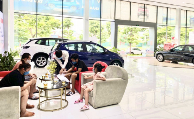 Lượng khách hàng đến đại lý ô tô giảm mạnh kể từ đầu tháng 5 đến nay