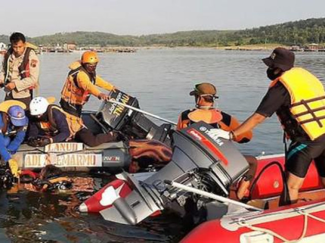 Thế giới - 5 người một nhà chết đuối khi chụp hình "tự sướng" ở Indonesia