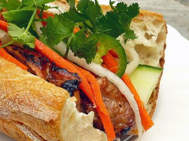 Thị trường - Tiêu dùng - Quán bánh mì thịt nướng bán không ngừng tay ở phố Nguyễn Trãi, từng được tạp chí du lịch Mỹ vinh danh ngon nhất thế giới