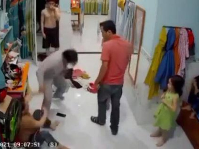 Pháp luật - Clip: Đang ở nhà, người phụ nữ góa chồng bị hai đàn ông xông vào đánh đập dã man