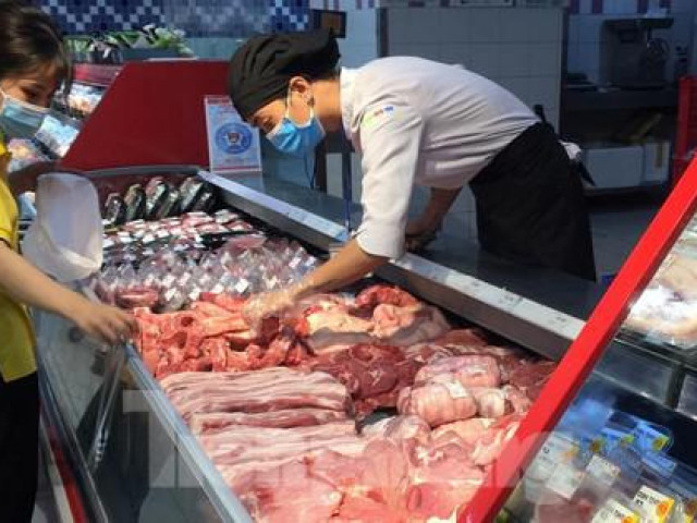 Thị trường - Tiêu dùng - Giá lợn hơi giảm kỷ lục, vì sao người dân vẫn mua đắt?